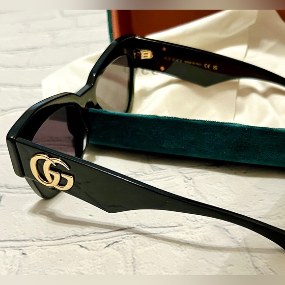Like New Black Gucci GG Sunglasses (Size Large) - Picture 4 of 13